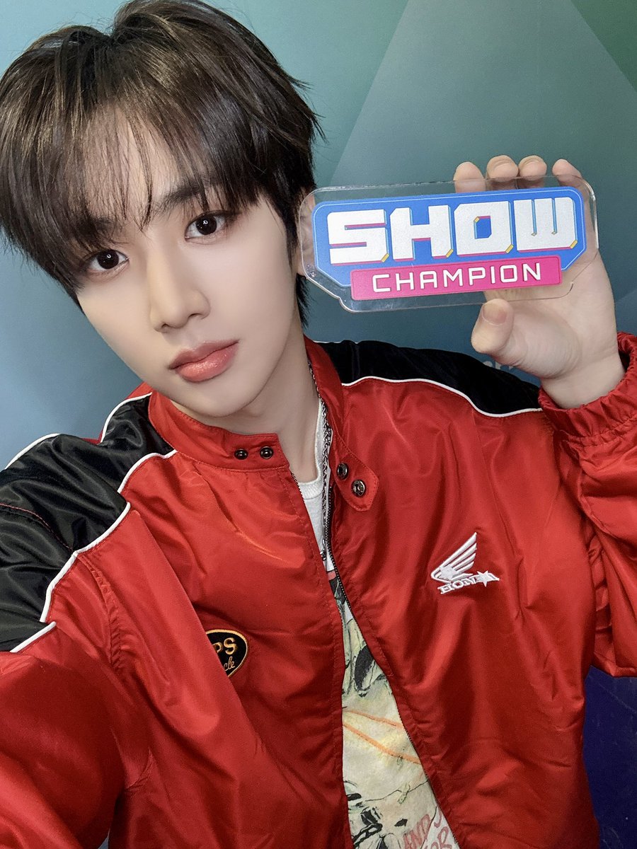 showchampion1's tweet image. 2026년 새해가 밝았습니다.
#짱미남 의 미모도 밝습니다. ⭐️

사람들이 행복 별거 없다고 말하는 이유를 아시나요?
#쇼챔피언 의 행복 = #장여준 #전민욱 #남성모 ♥️

새해 첫사랑도 마지막 사랑도 #짱미남 🕶️
이 조합 평생 보게 해주세요 젭알.. 🙏