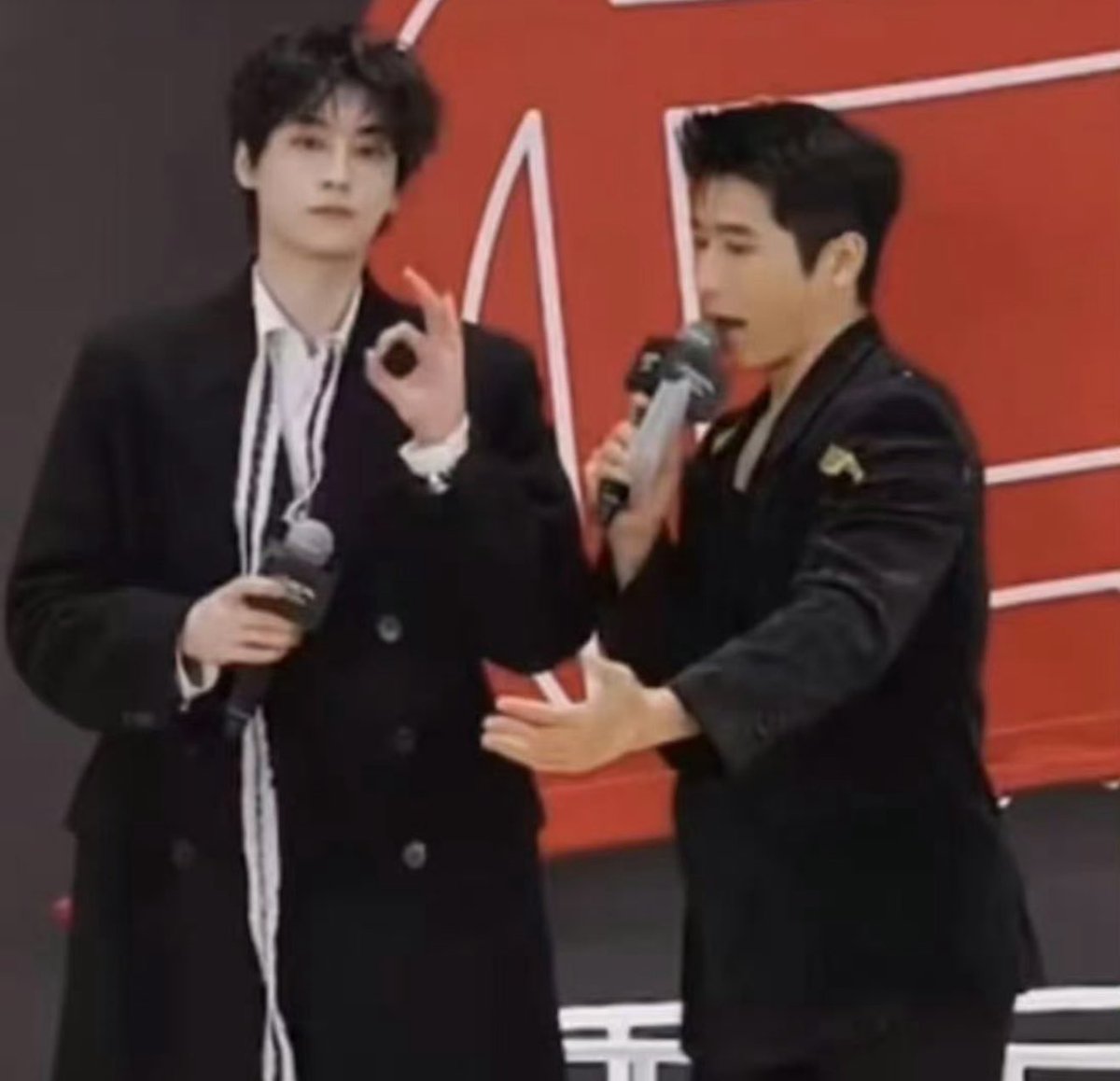 tianziyuz2's tweet image. im going to cry 😭 a sweetcorn said : if dad and yueyue are happier than ever do « 👌 » and he did 😭 MY BABIES