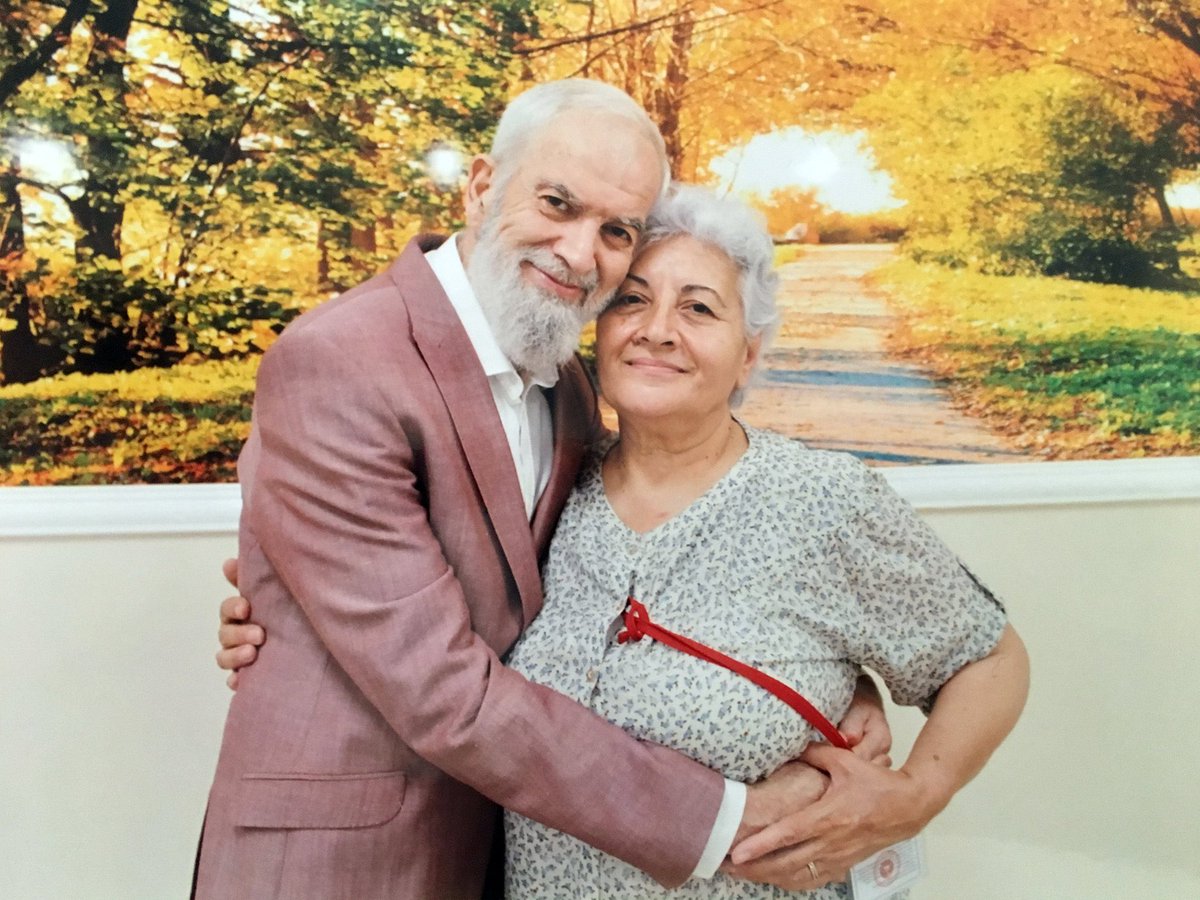 Ahmet Turan Alkan’ın vefatını üzüntü ile öğrendim. Yakından tanıdığımız her insanın vefatı bize ebedi alemi bir daha derinden hatırlatıyor. Ahmet Turan Alkan da bu sürecin mağdurlarındandı. Eşiyle bu resmi hapishanede çekilmiş. Allah rahmetiyle muamele etsin, taksiratını affetsin