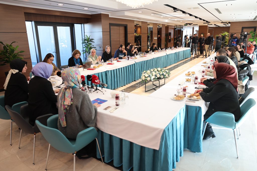 📌 Eğitim -Bir-Sen Kadın Komisyonu olarak,  Eğitim-Bir-Sen Stratejik Araştırma Merkezi (EBSAM) işbirliğiyle;
Türkiye’nin 81 ilinden 15 bin 44 kadın eğitim çalışanının katılımıyla gerçekleştirdiğimiz,

“Türkiye’de Eğitim Alanında Çalışan Kadın Kamu Görevlilerinin Analık Haklarına