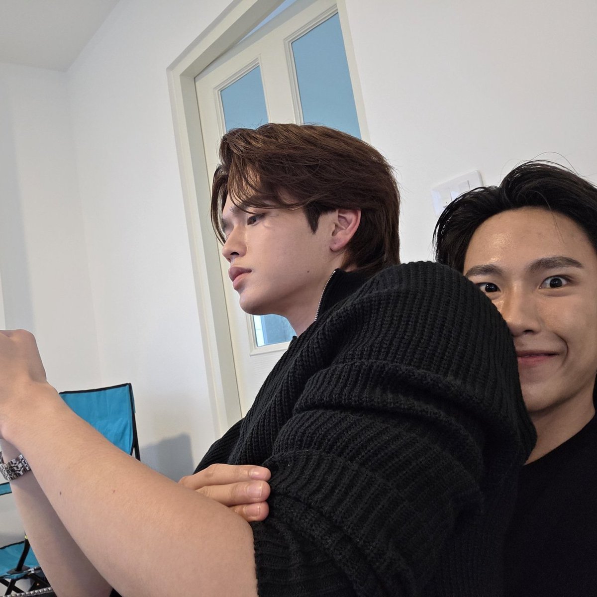 rcdstring's tweet image. he forgot to bring his chair and decided to be one