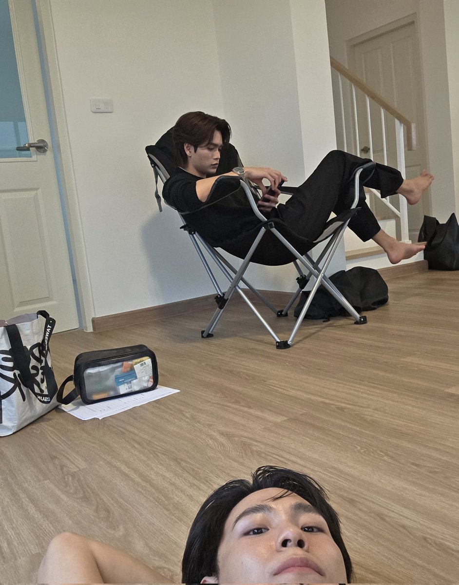 rcdstring's tweet image. he forgot to bring his chair and decided to be one