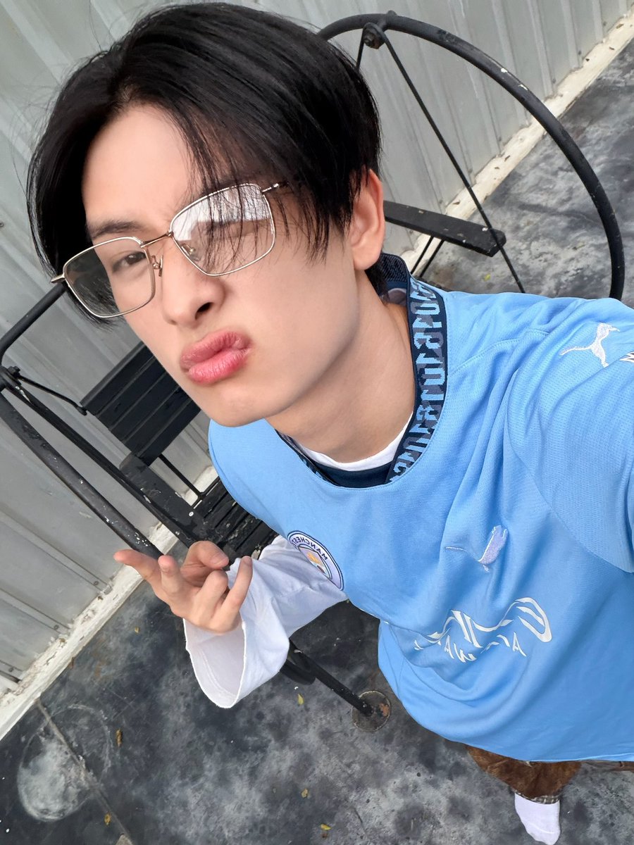 khunppol's tweet image. ทั้งตู้มีฟ้าแค่ตัวนี้
#BUS_SoBlue_MV