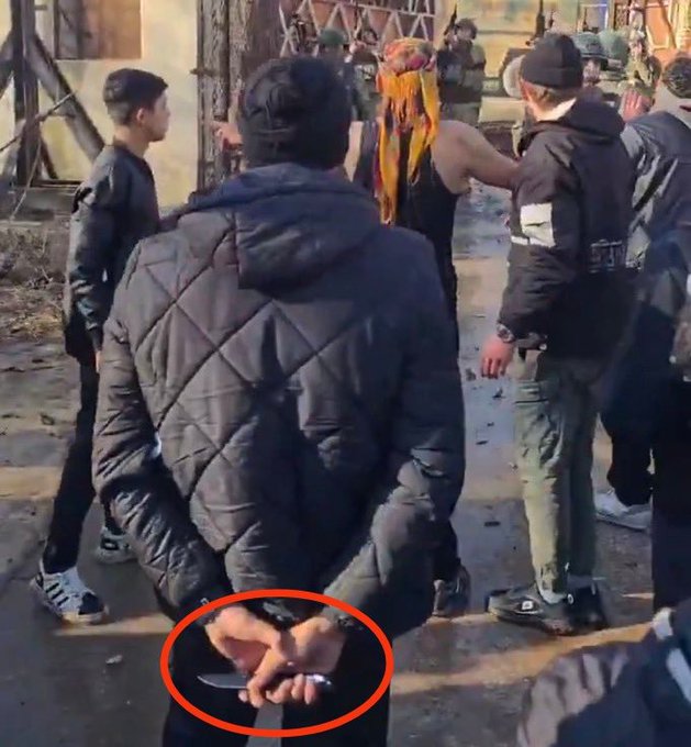 📌Mardin'in Nusaybin ilçesi sınır noktası. Bu PKK destekçisinin elindeki şeye dikkat edin. Bir kargaşa anında Türk Askerini bıçaklamak için hazır bekliyor. İşte bunun için sakın acımayın, VUR EMRİ'ni uygulayın. 
#TürkBayrağı  #BayrakNamustur #Nusaybin