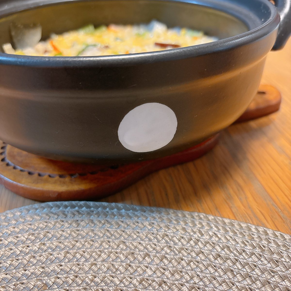 夜ご飯はお気に入りの土鍋でおじや🍲
(写真は2人分)

可愛くて一目惚れして買った土鍋は、蓋を取ったら普通の黒い土鍋。一応シッポもある(パンダのボディは白だけどね)