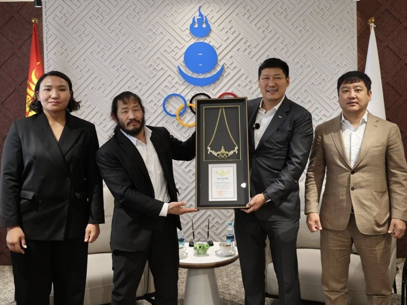 “Алтан од” шагналыг “Physical Asia”-д оролцсон Монголын баг тамирчдад гардуулав 

Монголын Үндэсний Олимпын Хорооноос олон улсын спортын нэр хүндтэй тэмцээн “Physical Asia”-д амжилттай оролцож, эх орныхоо нэрийг өндөрт өргөсөн Монголын баг тамирчдад “Алтан од” шагналыг Олон улсын