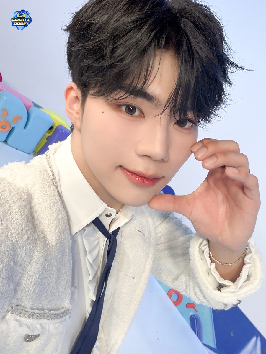 MnetMcountdown's tweet image. 📢 이번 주 MC 의상 컨셉은! 🧛🧛🧛

MC석에 방청 오시는 팬분들도! 안방 1열의 팬분들도!
🧛🧛🧛 드레스코드를 완성해 주세요!

⚠️ 드레스코드는 권장 사항으로 필수가 아닙니다 ⚠️

#엠카운트다운 #MCOUNTDOWN