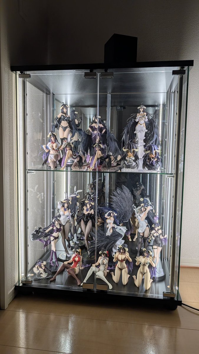 urayan19's tweet image. 先日購入したフィギュアケースにLEDテープを設置しました！SMDの粒粒がイヤでCOBにしたけど、正解でしたね。アルベドの美しい顔が見やすくなって良きです✨
