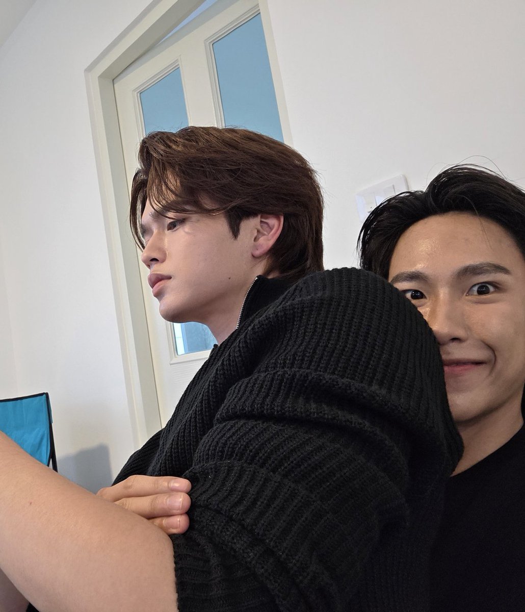 “ช่วงนี้เค้าตัวใหญ่เนอะ”

“อะไรคิดมากเรื่องนี้อ่อ”

“ก็เนี่ย ลงรูปแล้วแก้มมันออก”

                ”ไหน กอดแล้วไม่เห็นตัวใหญ่เลย น่ารักที่สุด“