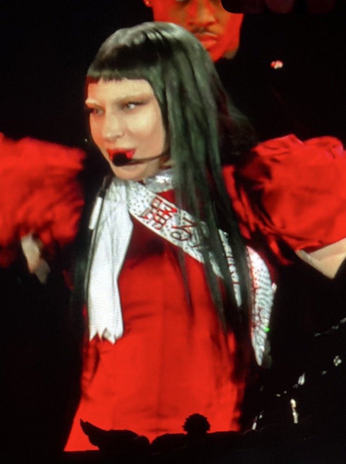 Lady Gaga debuts new wig for tonight's MAYHEM Ball show in Osaka!