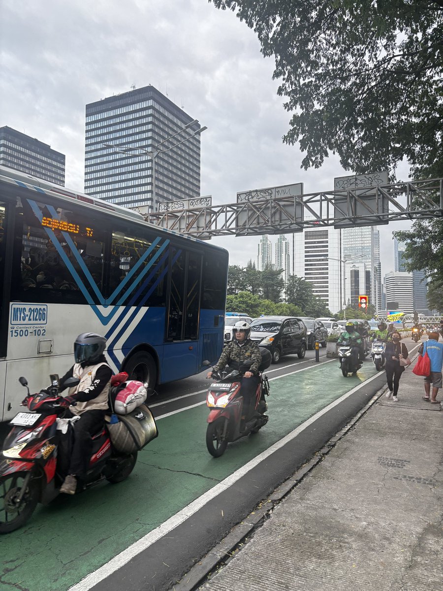 Bisa liat kan bedanya driver <a href="/PT_Transjakarta/">Transportasi Jakarta</a>  4C dan 9D markir di pemberhentian Dukuh Atas. 

Kondisi lagi ga ada bus yg mau masuk lagi. Coba kalau ada, bakal ketahuan mana yg ga ngasi space bus lain buat drop off penumpang. 
<a href="/TfJakarta/">Transport for Jakarta - FDTJ</a>