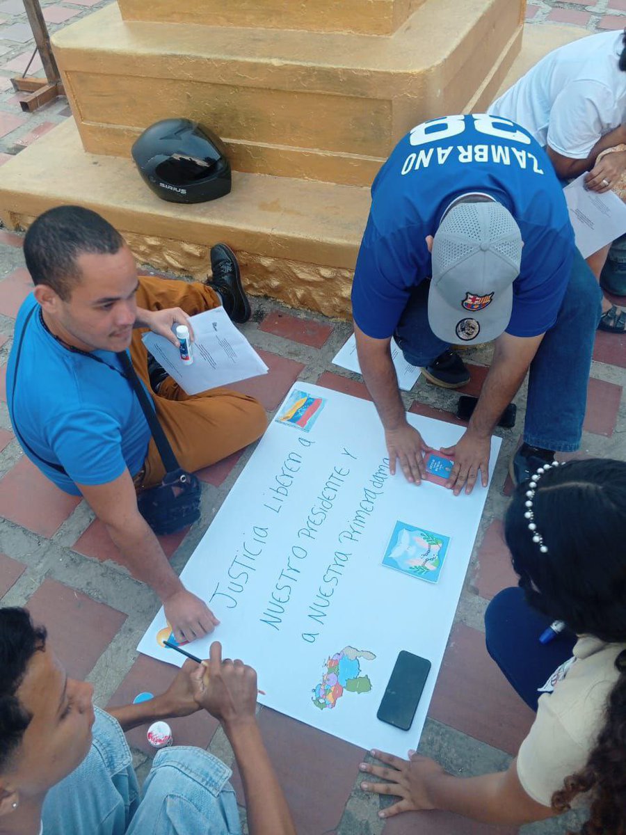 RoiLopezRivas's tweet image. En la Plaza Bolívar del Municipio Revenga en Aragua se realizó un Conversatorio y creación de pancartas exigiendo la liberación del presidente Nicolás Maduro y la primera dama Cilia Flores.

#BringThemBack #LosQueremosDeVuelta