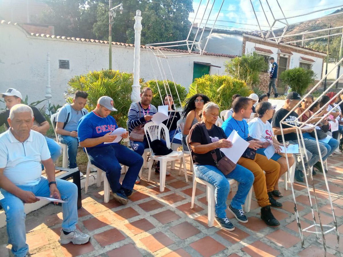 RoiLopezRivas's tweet image. En la Plaza Bolívar del Municipio Revenga en Aragua se realizó un Conversatorio y creación de pancartas exigiendo la liberación del presidente Nicolás Maduro y la primera dama Cilia Flores.

#BringThemBack #LosQueremosDeVuelta