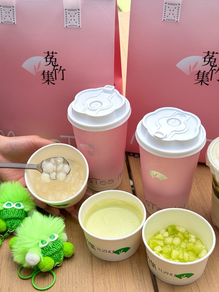 SushilS37466910's tweet photo. 办公室咖啡机突然“罢工”，实习生手忙脚乱查说明书，结果按出满杯泡沫奶盖——现在全组都在抢“意外拿铁”，老板路过：“今天的创意咖啡不错，加我一份！” https://t.co/dbrpI31R6u