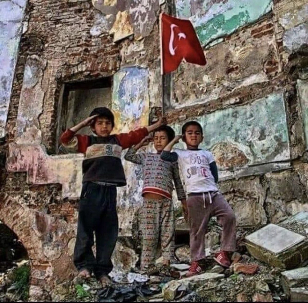 Bayrak; bir milletin onuru, şehitlerin emaneti, bağımsızlığımızın sessiz ama sarsılmaz haykırışıdır.
Gölgesinde özgürüz, rengiyle biriz, dalgalandıkça varız.