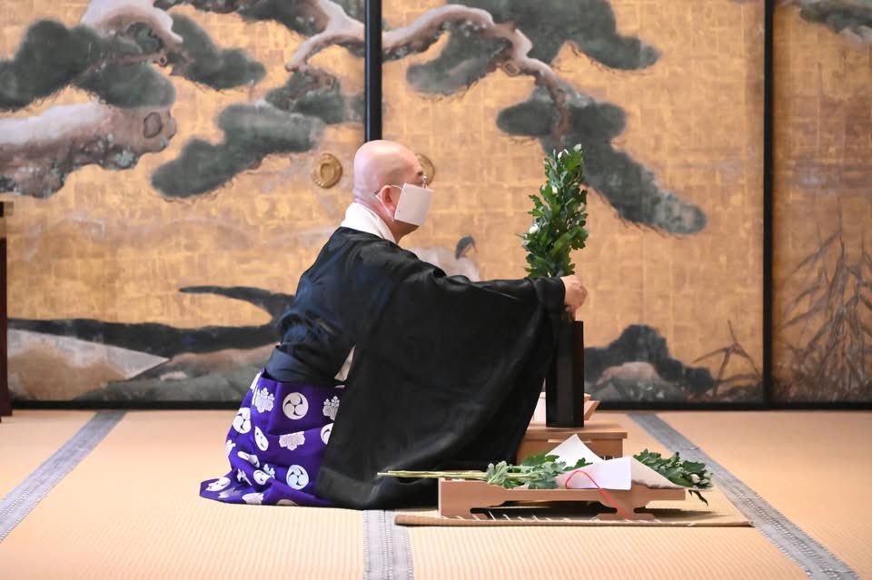 令和8年1月17日、11時より金剛峯寺持仏前大広間において華道高野山生け