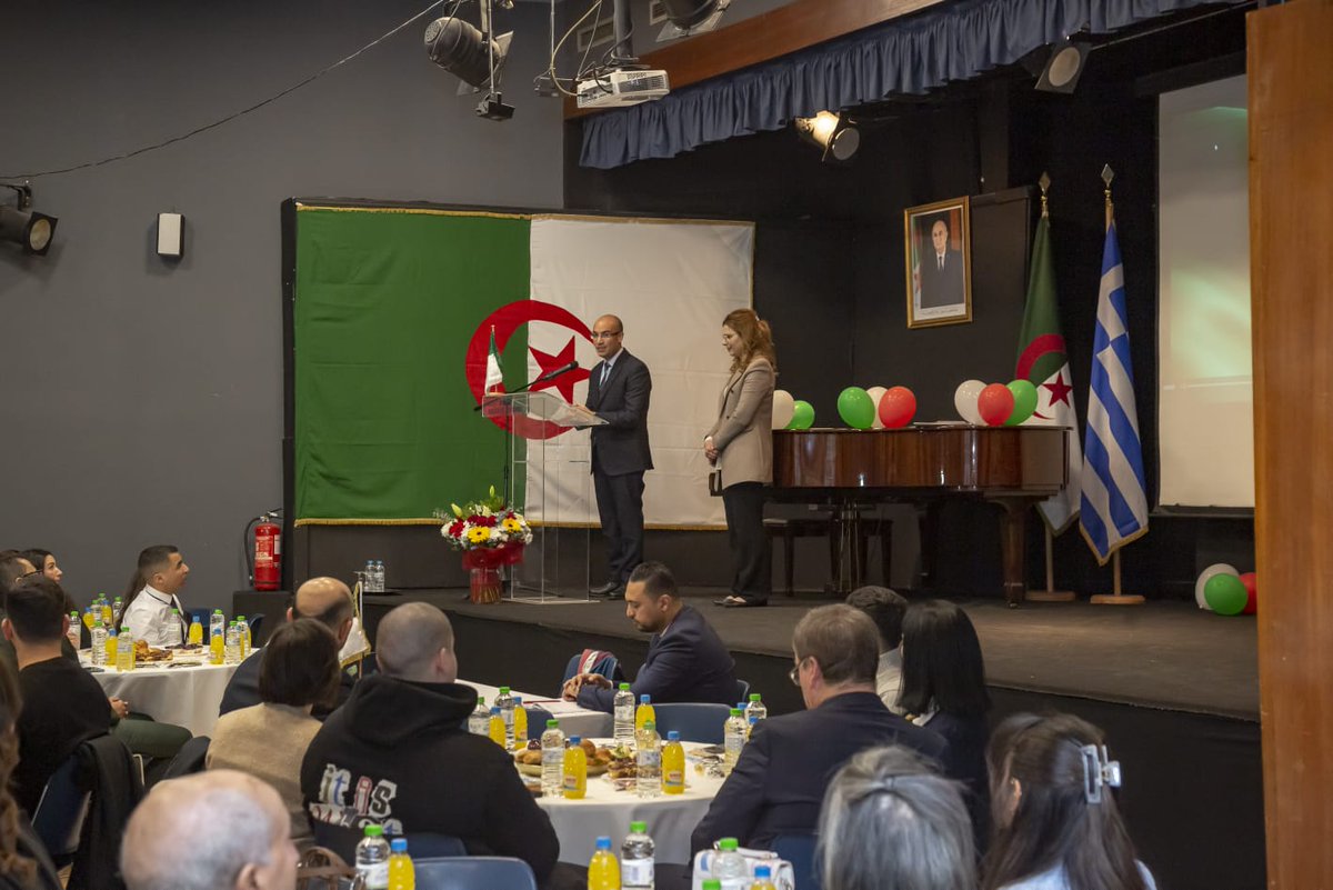 Algeria_MFA's tweet image. بمناسبة الزيارة التي قادته للعاصمة اليونانية، التقى كاتب الدولة، السيد @SECCNE_Chaib مع أفراد من جاليتنا المقيمة بهذا البلد. وتزامن هذا اللقاء مع احتفالية رأس السنة الأمازيغية التي نظمتها سفارتنا والتي تميزت بأجواء تعكس عمق الموروث الثقافي لبلادنا واعتزاز جاليتنا بهويتها الوطنية.