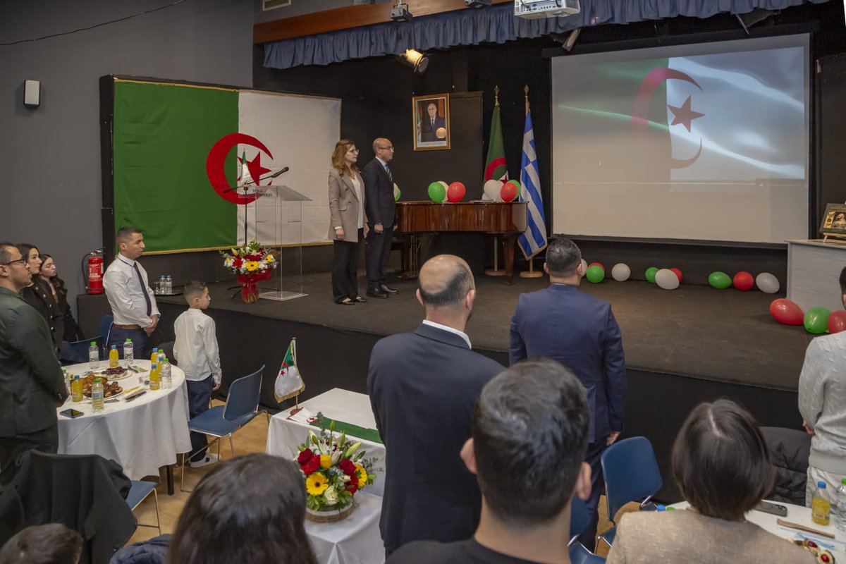 Algeria_MFA's tweet image. بمناسبة الزيارة التي قادته للعاصمة اليونانية، التقى كاتب الدولة، السيد @SECCNE_Chaib مع أفراد من جاليتنا المقيمة بهذا البلد. وتزامن هذا اللقاء مع احتفالية رأس السنة الأمازيغية التي نظمتها سفارتنا والتي تميزت بأجواء تعكس عمق الموروث الثقافي لبلادنا واعتزاز جاليتنا بهويتها الوطنية.