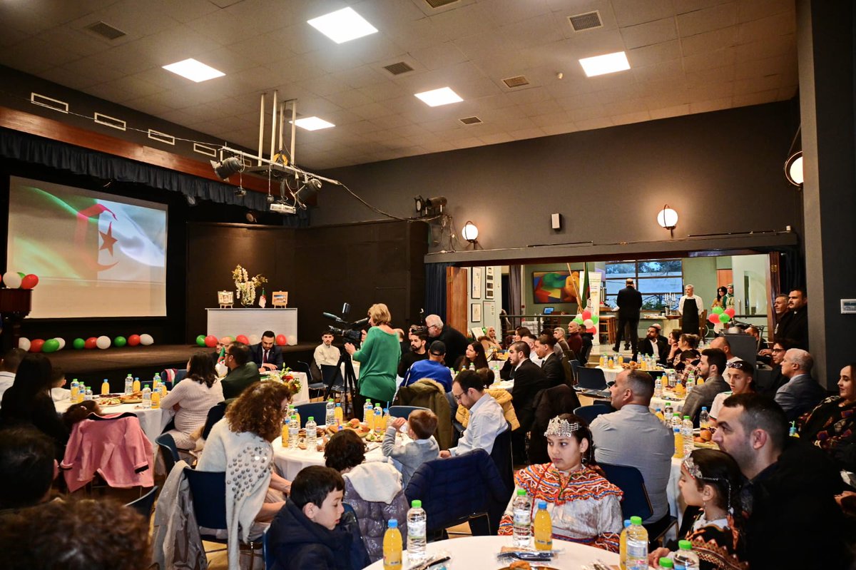 Algeria_MFA's tweet image. بمناسبة الزيارة التي قادته للعاصمة اليونانية، التقى كاتب الدولة، السيد @SECCNE_Chaib مع أفراد من جاليتنا المقيمة بهذا البلد. وتزامن هذا اللقاء مع احتفالية رأس السنة الأمازيغية التي نظمتها سفارتنا والتي تميزت بأجواء تعكس عمق الموروث الثقافي لبلادنا واعتزاز جاليتنا بهويتها الوطنية.