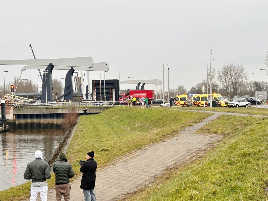 Auto te water bij Julianasluis na brugongeluk