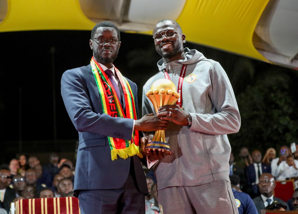 PR_Senegal's tweet photo. Après une parade populaire mémorable dans les rues de Dakar, la Nation a rendu hier un hommage solennel à ses champions au Palais de la République. Autour du @PR_Diomaye, tout un peuple a célébré les Lions, artisans d’un sacre historique qui nous unit et nous élève. https://t.co/9OLzo9WOIA