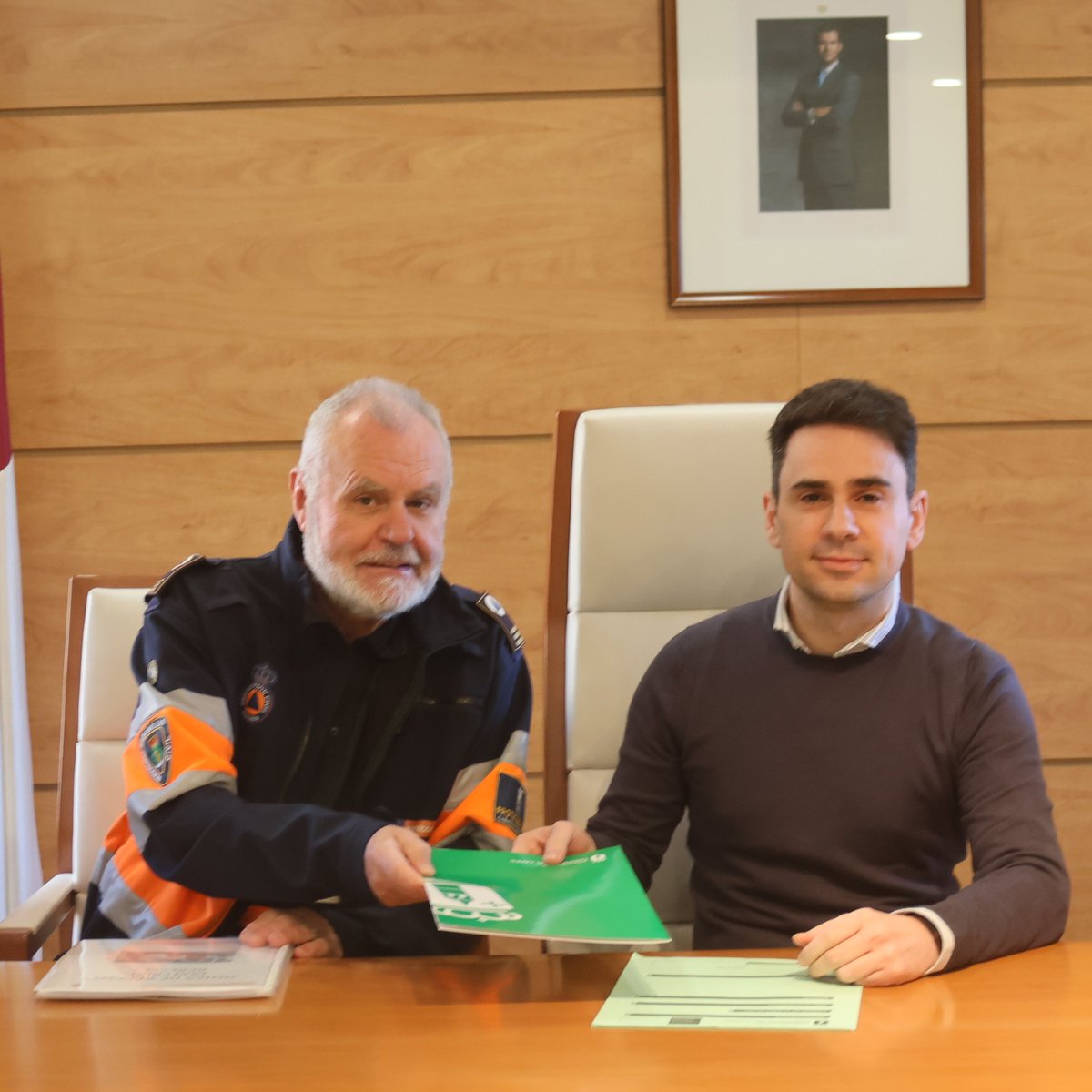 PROTECCIÓN CIVIL CABANILLAS PRESENTA SU MEMORIA, CON 139 SERVICIOS PRESTADOS EN 2025

El jefe de <a href="/ProteCabanillas/">P.C. Cabanillas</a> presentó ayer al Equipo de Gobierno la Memoria de Actuaciones 2025 de la agrupación local, que se cerró con 139 servicios prestados.

aytocabanillas.org/proteccion-civ…