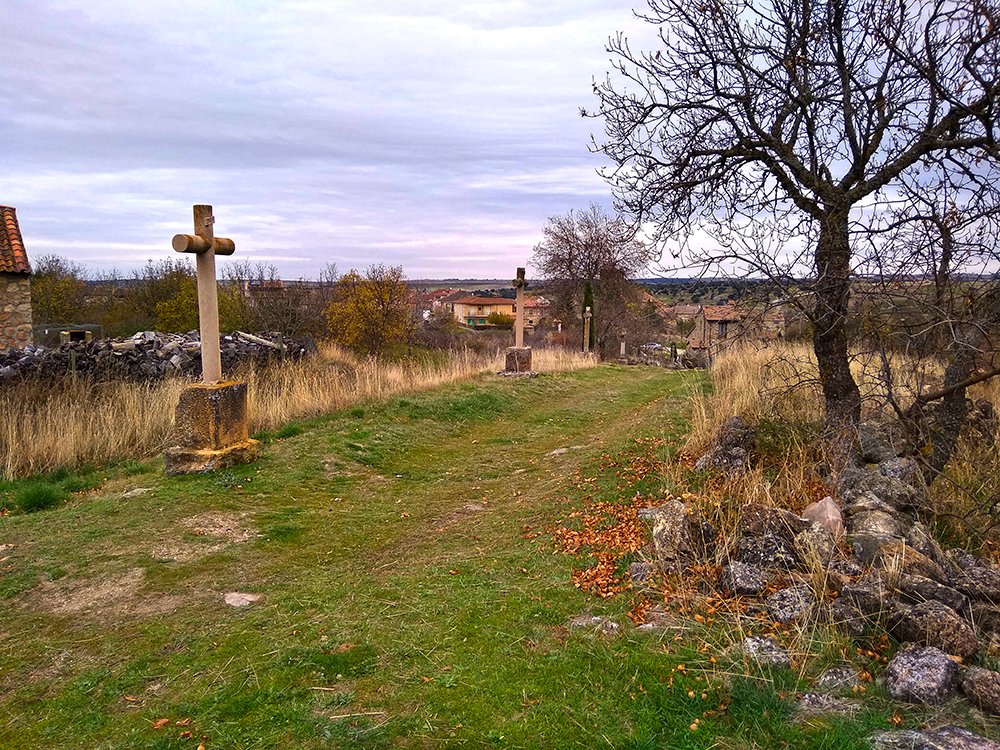 Los caminos de Adrada de Pirón guardan la memoria de un bandolero convertido en mito. El Tuerto de Pirón dejó su huella en este valle, entre refugios secretos y relatos que aún sobreviven al paso del tiempo
shre.ink/5S1t
#Turismo #Viajar #TurismoCultural #HistoriaViva