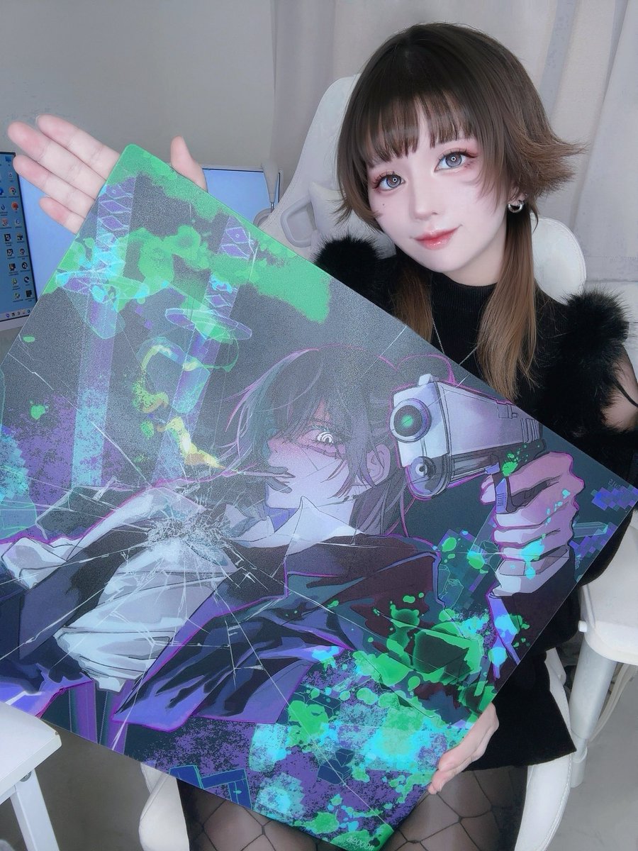 Adoさんのイラストを手がけているORIHARAさんのコラボマウスパッド◆

存在感＆透明感がお部屋のアクセントとして置いても映えそうかつ、ガラスが割れたような表現には迫力がありとても印象的！

デザイン性と使い心地、
どちらも楽しめそうです✨

#A5 #ORIHARA #ガラスマウスパッド [PR]