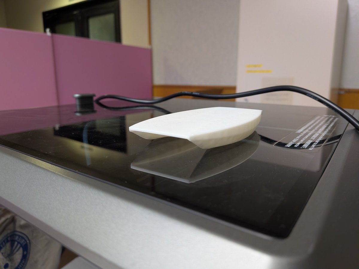 ShipRocket_EU's tweet photo. 本日は3Dプリンターを用いてスクリュー、そしてE-Sword計画初の試作船体をプリントしました！
今後の部内協議や試験を繰り返してスクリューや船型を決定していきます！ https://t.co/wFVwECjRn1