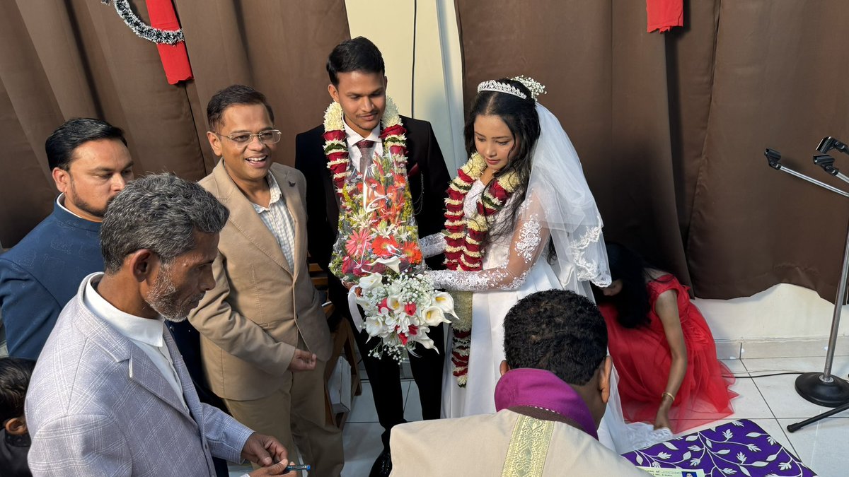 JesusJogi's tweet photo. शादियों में जाना हमेशा आनंद देता है।
हाल ही में एक विवाह समारोह में बोलने का अवसर मिला।
यहाँ विवाह पर 7 आत्मिक सत्य हैं।
अन्ना के Kingdom Couple से प्रेरित।
#MarriageMystery https://t.co/BCllL2Ygdc