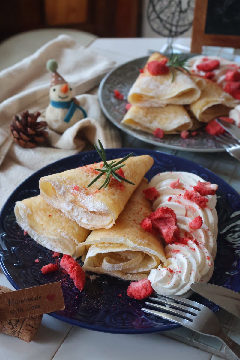 Klatwiiit's tweet image. 米粉のクレープやで
生クリームには練乳を入れて優しい風味に…しようとしとったのにすっかり入れ忘れたわ笑笑笑
自分でクリームといちご巻いて食べるんやでー
フリーズドライいちごがサックサクでいい感じやった🫶