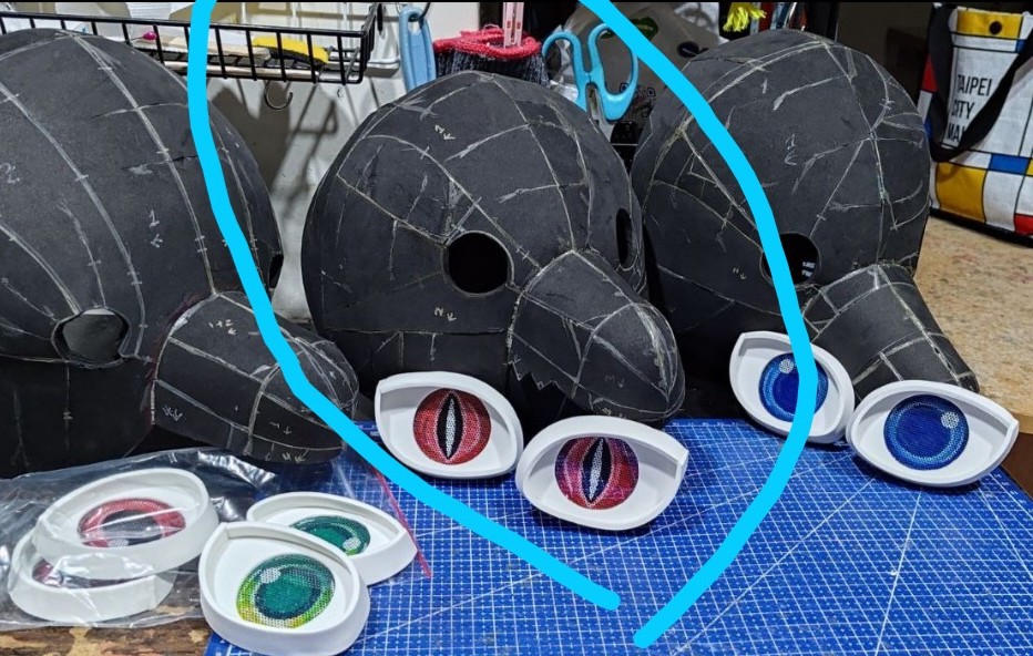 DragonX2space's tweet image. #Fursuit #Maker #Dragon
@PJDorago 
1.繪製設定圖（以便溝通製內容），本人的外語非常不好😅
2.確認尺寸
3.開始製作EVA面具基底