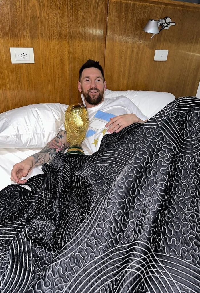 Like for Sadio Mane ❤️, Retweet for Lionel Messi 🔁