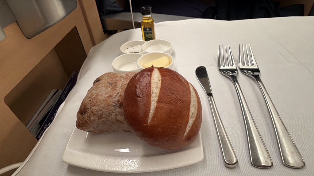 yumitabi1109's tweet image. では本日の機内食。

もちろんクリュッグから。
【アミューズ】

・アプリコットとゴートチーズ
・クラブミートサラダのパイ仕立て
・ポテトのパヴェとスモークビーフタルタル
・チーズペッパーバー

【ブレッド】
プレッツェルみたいなパン
レーズンなど入ったパン

 #ANA
 #ANAFirstclass