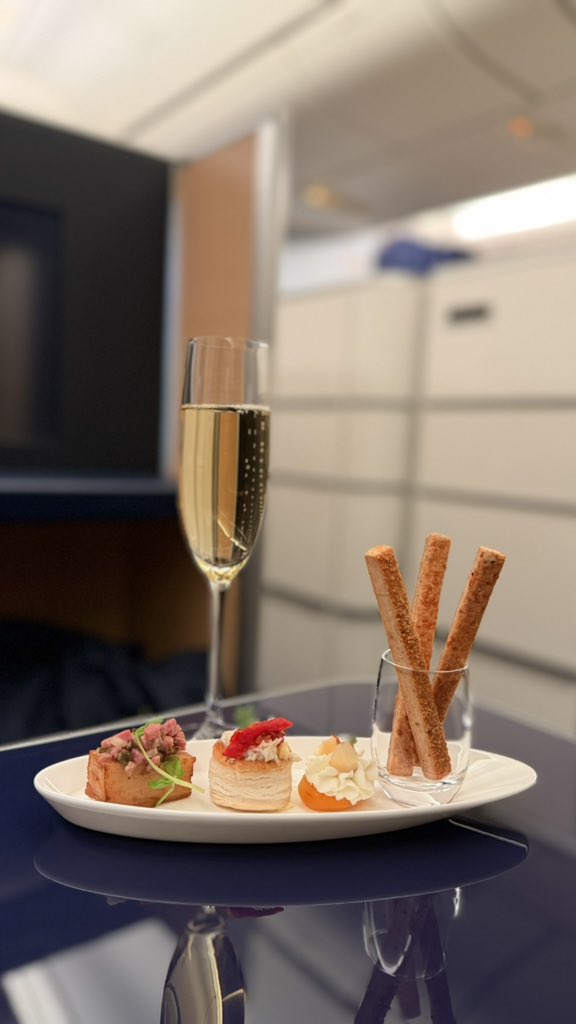 yumitabi1109's tweet image. では本日の機内食。

もちろんクリュッグから。
【アミューズ】

・アプリコットとゴートチーズ
・クラブミートサラダのパイ仕立て
・ポテトのパヴェとスモークビーフタルタル
・チーズペッパーバー

【ブレッド】
プレッツェルみたいなパン
レーズンなど入ったパン

 #ANA
 #ANAFirstclass