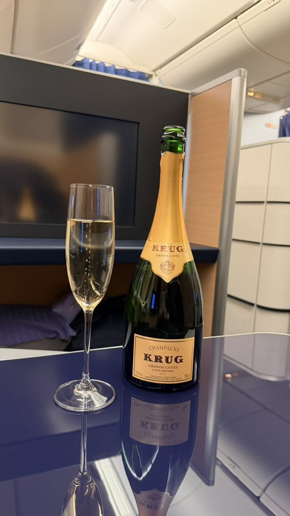 yumitabi1109's tweet image. では本日の機内食。

もちろんクリュッグから。
【アミューズ】

・アプリコットとゴートチーズ
・クラブミートサラダのパイ仕立て
・ポテトのパヴェとスモークビーフタルタル
・チーズペッパーバー

【ブレッド】
プレッツェルみたいなパン
レーズンなど入ったパン

 #ANA
 #ANAFirstclass