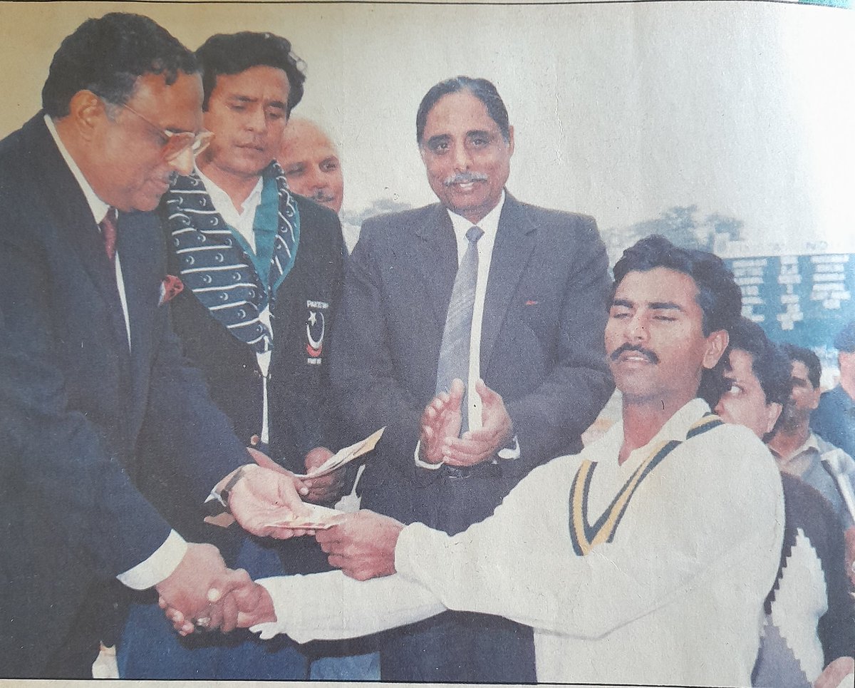 CaughtAtPoint's tweet image. Basit Ali receives his Man of the Match award for his magnificent 189 runs knock against India U-19 team in the first 'Test' in Gujranwala (Jan '89) 
#cricketstories #Throwback #Cricket