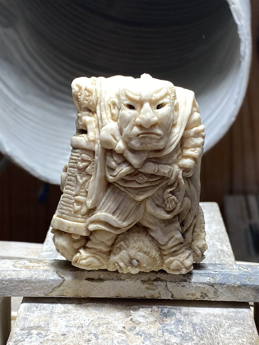 幕末の絵師”絵金”の浮世柄比翼稲妻 鈴ヶ森 根付を制作中。 提灯を持っ