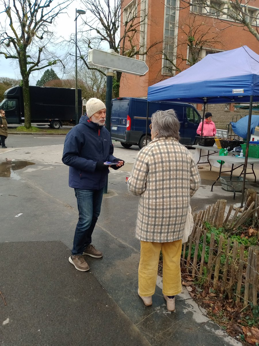 Présents ce matin au marché de Toutes Aides pour présenter les mesures insoumises contre la vie chère pour #Nantes2026

Gratuité des cantines scolaires et des transports pour les jeunes et les précaires, épicerie municipales, encadrement des loyers, c'est ça la #NouvelleNantes