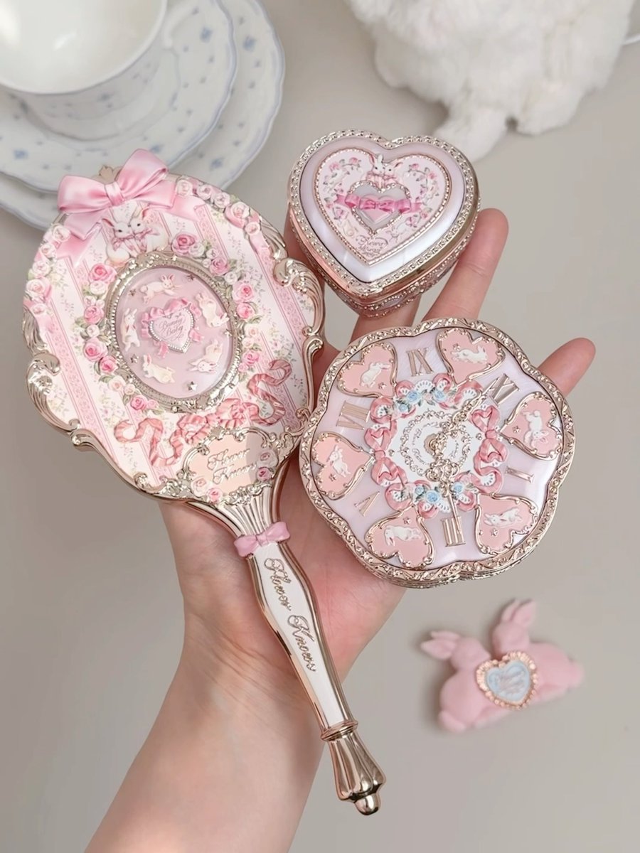 ドレッサーの上は、バニーガーデンのコレクションでいっぱい🐇🤍 薔薇