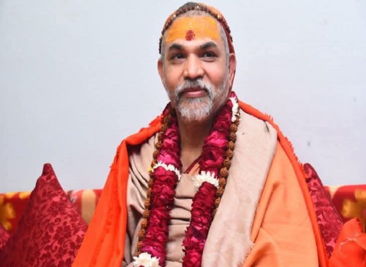 एक बिंदु रखा, शंकराचार्य और शंकराचार्य पीठ के अनुशासन, मर्यादा पर लोकविमर्श #आदि_शंकराचार्य रचित #संविधान से होना चाहिए या #औपनिवेशिक_संविधान से?
मेरा मानना है, लोकविमर्श धर्म के मूल शास्त्रों और संविधान से होना चाहिए। क्योंकि यही #सत्ता_संघर्ष है।

अज्ञानतावश आदि शंकर के रचित