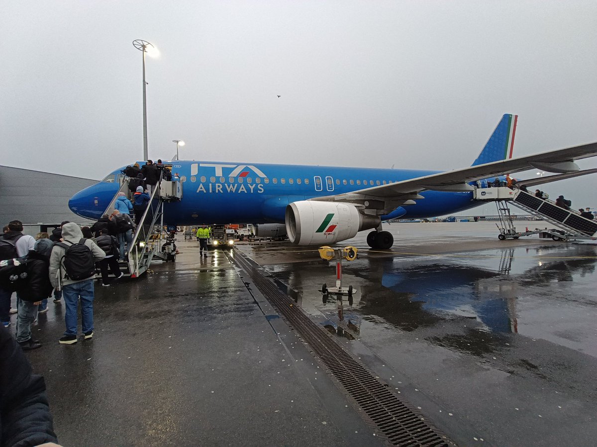 On tour naar Nice via Milaan. Vliegen en treinen. Nu in de metro Milaan #kowet #Ogcngae