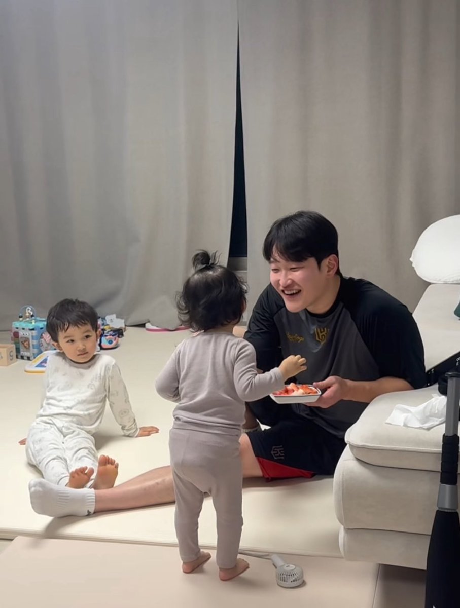 위아래 다 케이티 옷 입고 케이티아가들한테 딸기 주면서 행복해하는거 이게 진짜 권력이죠