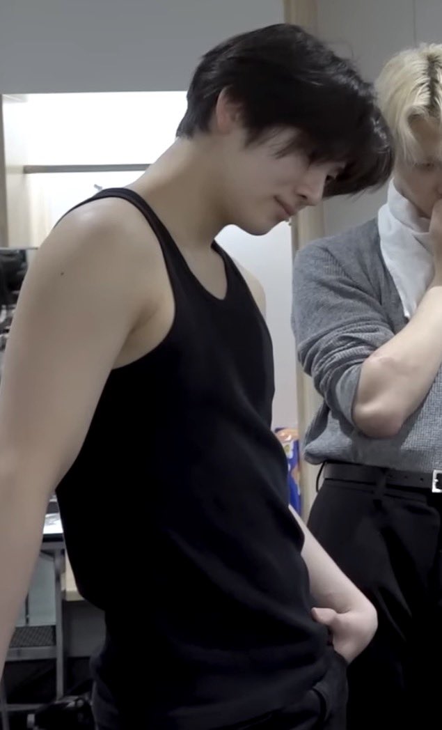 yumniqlo's tweet image. my thoughts are in shambles.