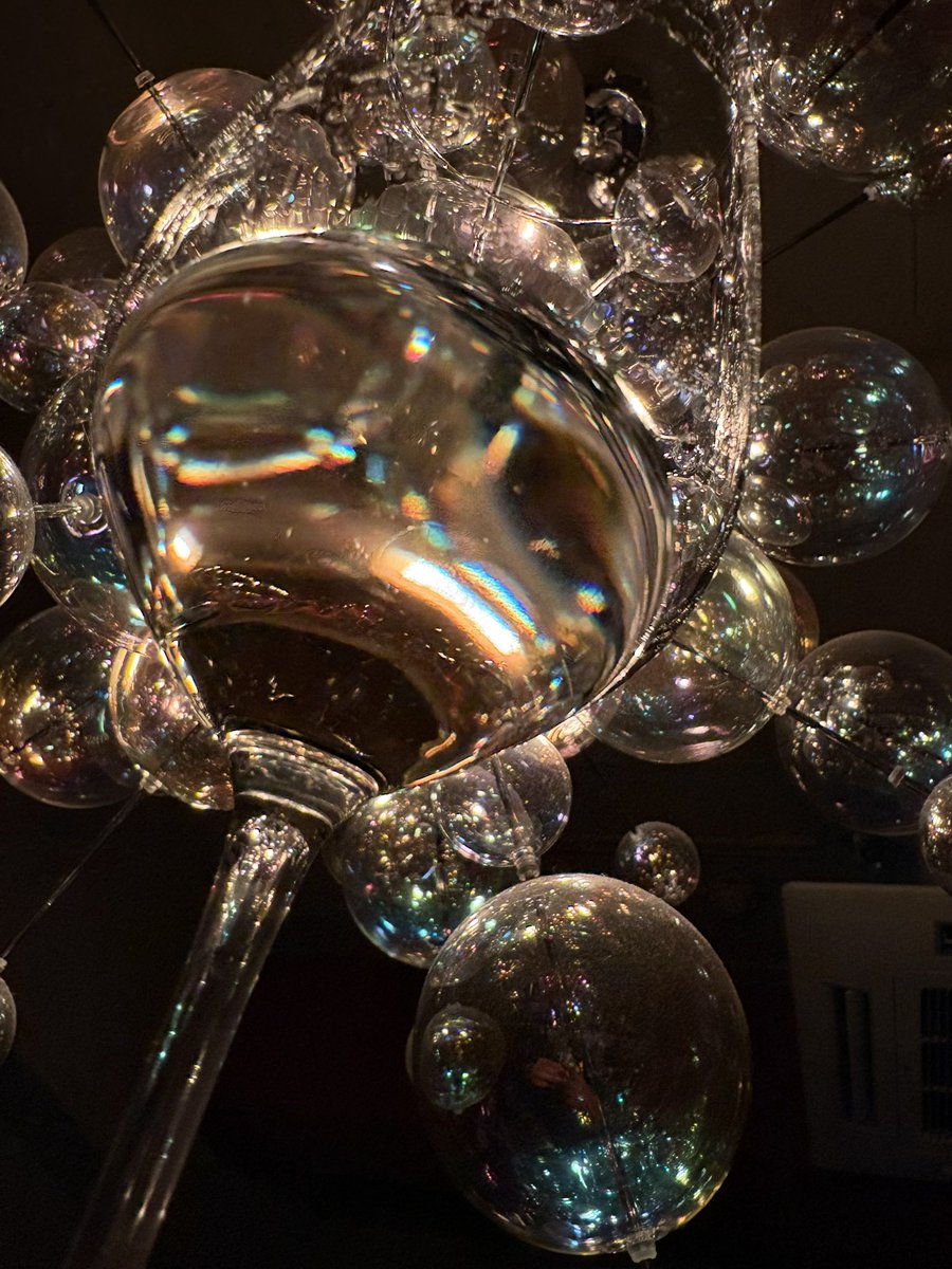 ジンジル イタリアン・ピーテッド🇮🇹
VECCHIO MAGAZZINO DOGANALEより

ジル博士(ここで地元の植物を使ってジンを作ったジェファーソン船長の船の船医)のインスピレーション🚢🩺
泥炭によって与えられた繊細なスモーキーな香り🇮🇹

これは、ピート好きにぜひ試して欲しい🇮🇹

1/21 OPENしてます🐻