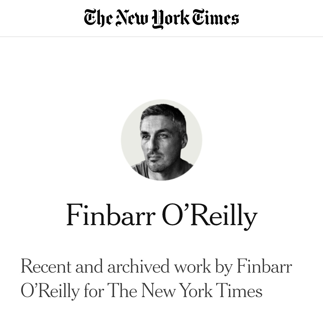 Finbarr O'Reilly (nacido en 1971) -quien ha hecho la foto en #Adamuz-es un fotógrafo irlandés-canadiense formado en Yale, Columbia y Harvard. Ha trabajado en Reuters y ha ganado varios premios: World Press Photo, Nobel Peace Center y World Press Photo.