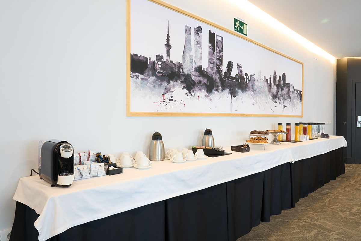 🙋‍♀️Garantiza el éxito de tus #eventos y #reuniones en nuestra "Sala Toledo". Cálida, luminosa y bien equipada. 🎮🎤🖥   bit.ly/2uH2utg #SalonesMadrid #HotelMadrid #HotelEmpresas #Encuentros #Formación #HotelMadridCentro