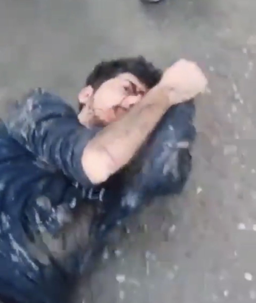 AvSerhatEren's tweet image. Kürt halkının Rojava’da soykırımla karşı karşıya bırakılmasına karşı yapılan protesto eylemlerinin ardından çok sayıda kişi gözaltına alındı. Bu genç arkadaşımız da Hakkârili. Bayrağı indirdiği iddiasıyla işkence edilerek gözaltına alındı. Oysa dün indirildiği öne sürülen bayrak,…