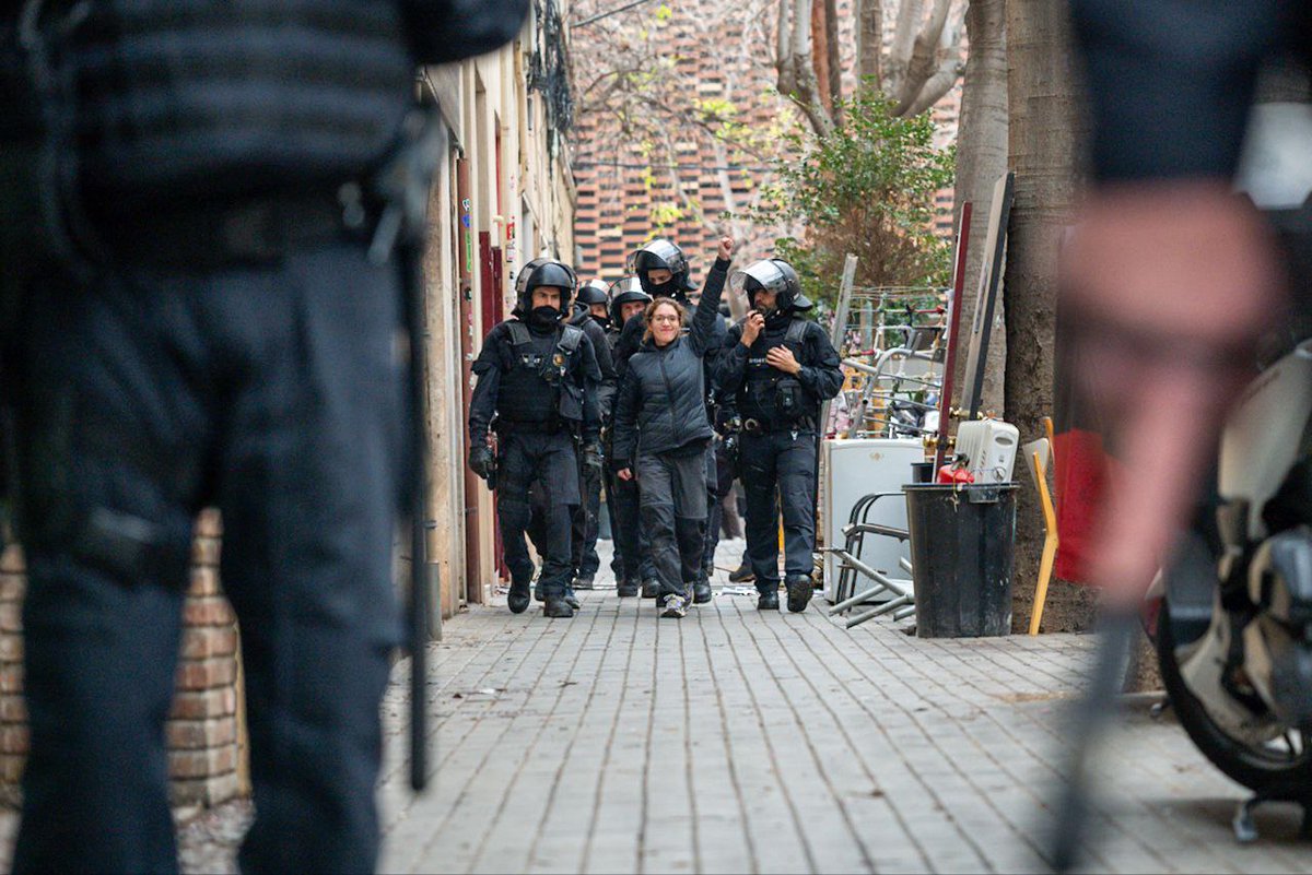 La_Directa's tweet image. L'Analògica, un espai okupat al Guinardó, ha estat desallotjat per Mossos. L'operatiu ha començat a la matinada i ha acabat al migdia. S'ha convocat una manifestació a les set de la tarda a Metro Maragall per denunciar-ho. directa.cat/lespai-alliber… Per @annavinigo 📸 @Chichiflesky