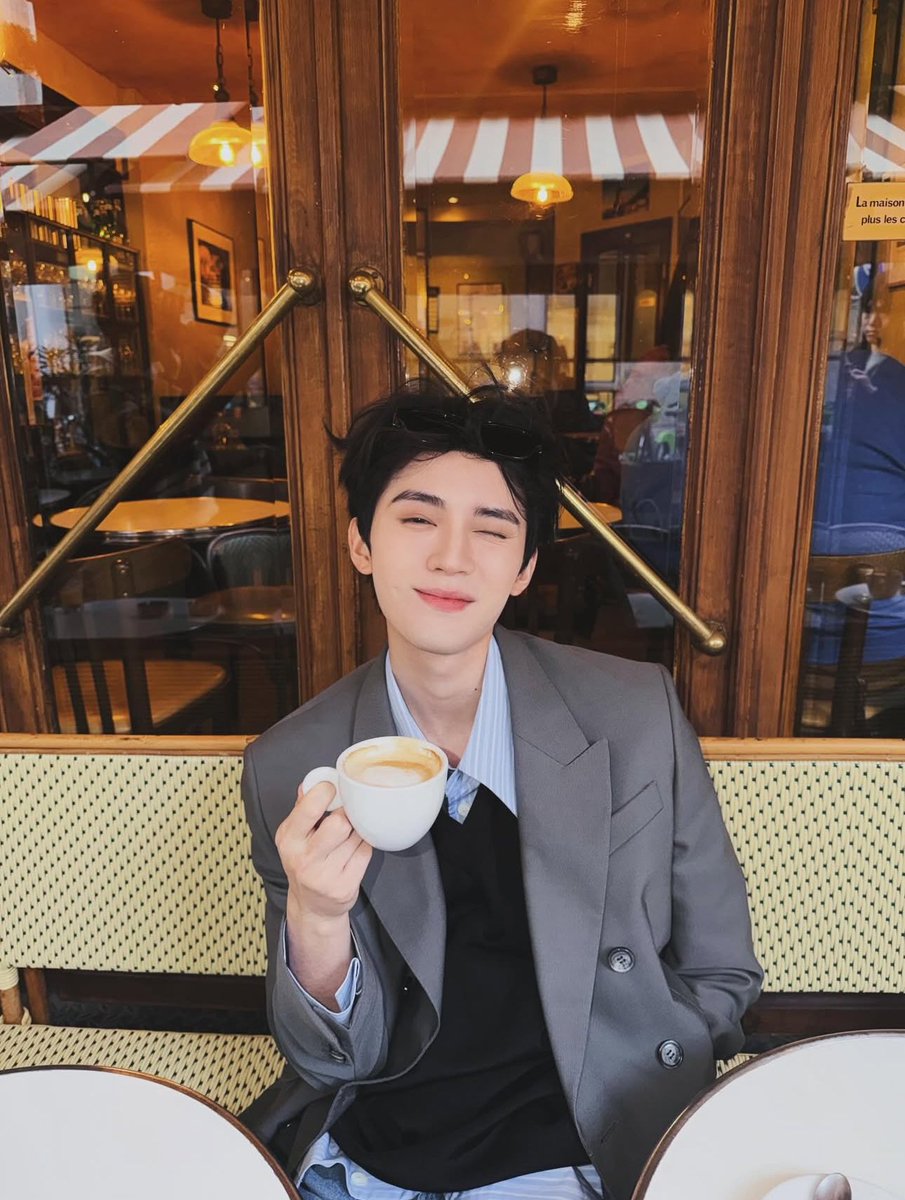 miaoyirann's tweet image. #zhouyiran ig update ! 

man he’s really giving us so much bf pics 🥹 luvyew ranran